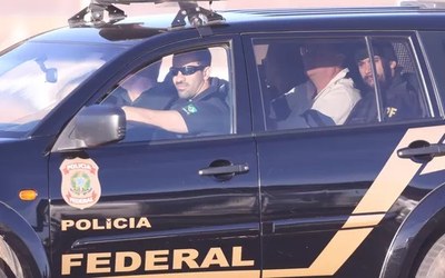 Loyola, Leandro. Condomínio onde Cachoeira foi preso é uma fortaleza. Época, Rio de Janeiro, 30 jun. 2016. Expresso. Disponível em: https://epoca.oglobo.globo.com. Acesso em: 8 nov. 2022.