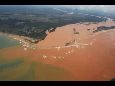 Rio Doce atingido pelos rejeitos da mineração