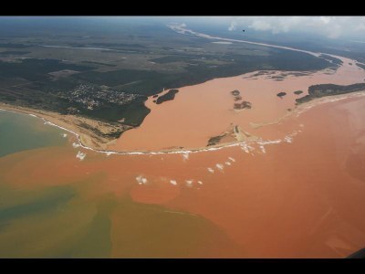 Rio Doce atingido pelos rejeitos da mineração