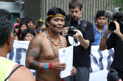 Foto mostra David Karai Popygua segurando documento entregue ao MPF na 3ª Região (Foto: Ascom/PRR3)