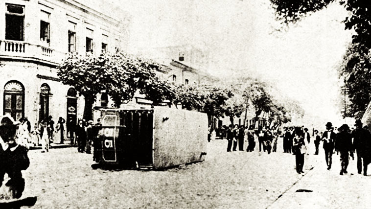 Bonde virado por populares durante a Revolta da Vacina, 1904.
