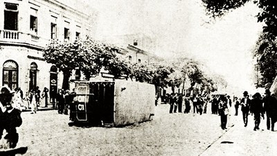 Bonde virado por populares durante a Revolta da Vacina, 1904.