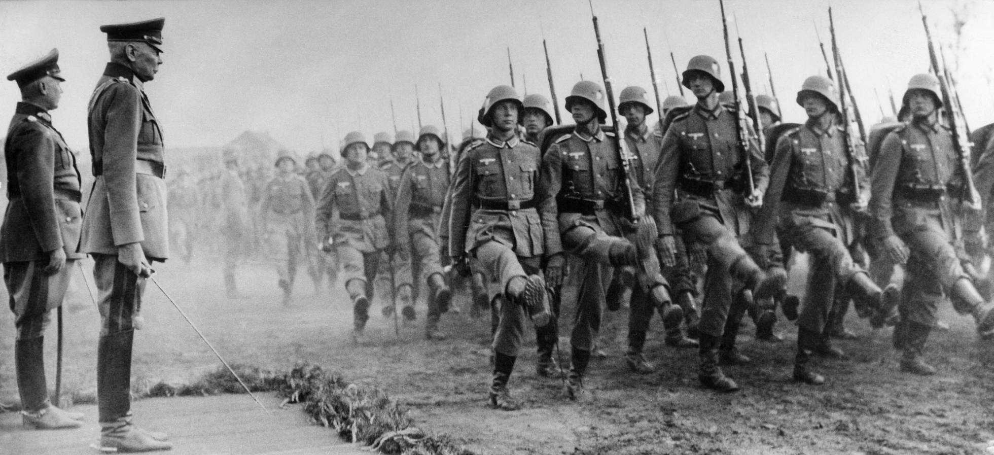 Tropas alemãs da Wehrmacht passando revista, durante Segunda Guerra Mundial